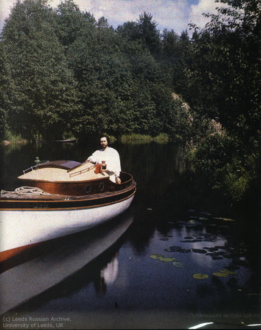 Л. Андреев на моторной лодке Савва 1910.jpg