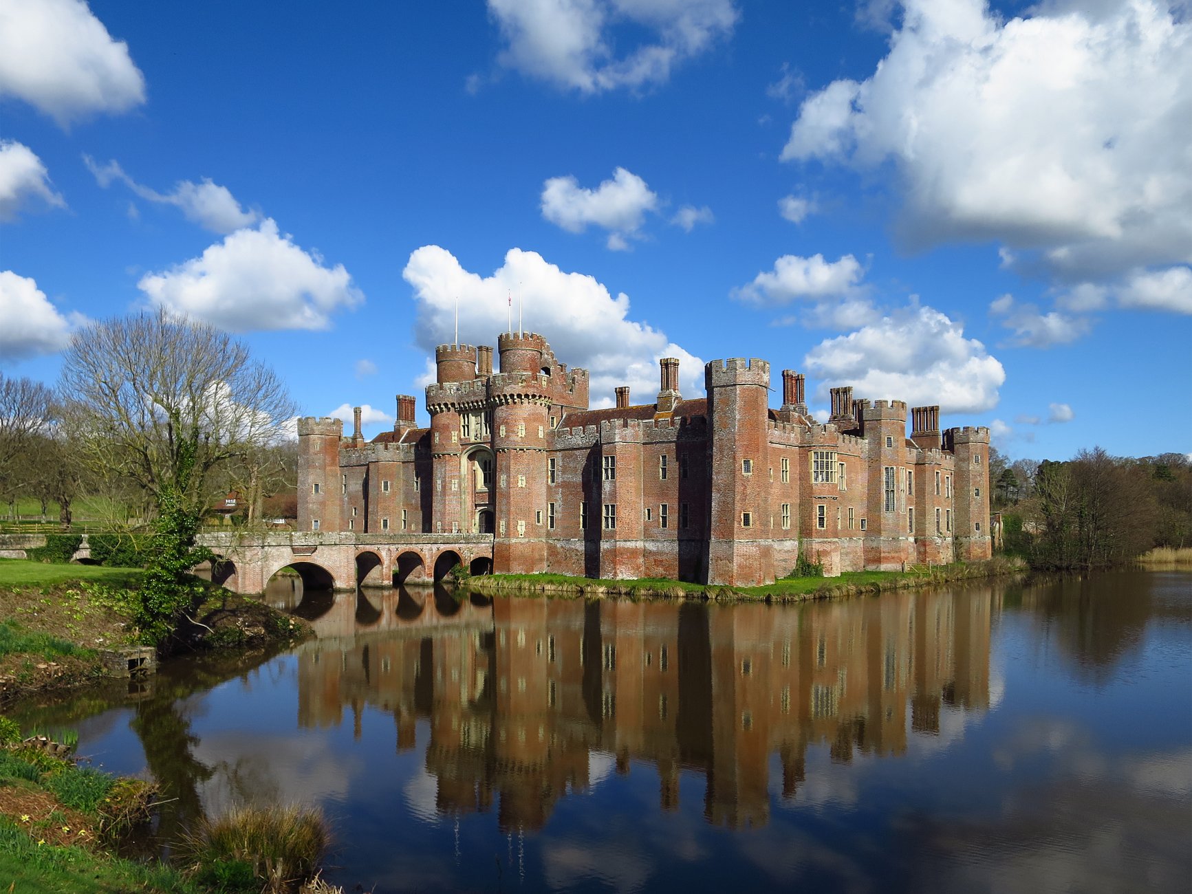 англия Herstmonceux_Castle_with_moat.jpg