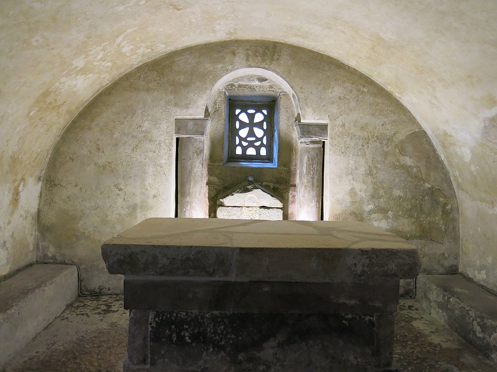 астур 1024px-338_Catedral_de_San_Salvador_(Oviedo),_cripta_de_Santa_Leocàdia,_altar.jpg