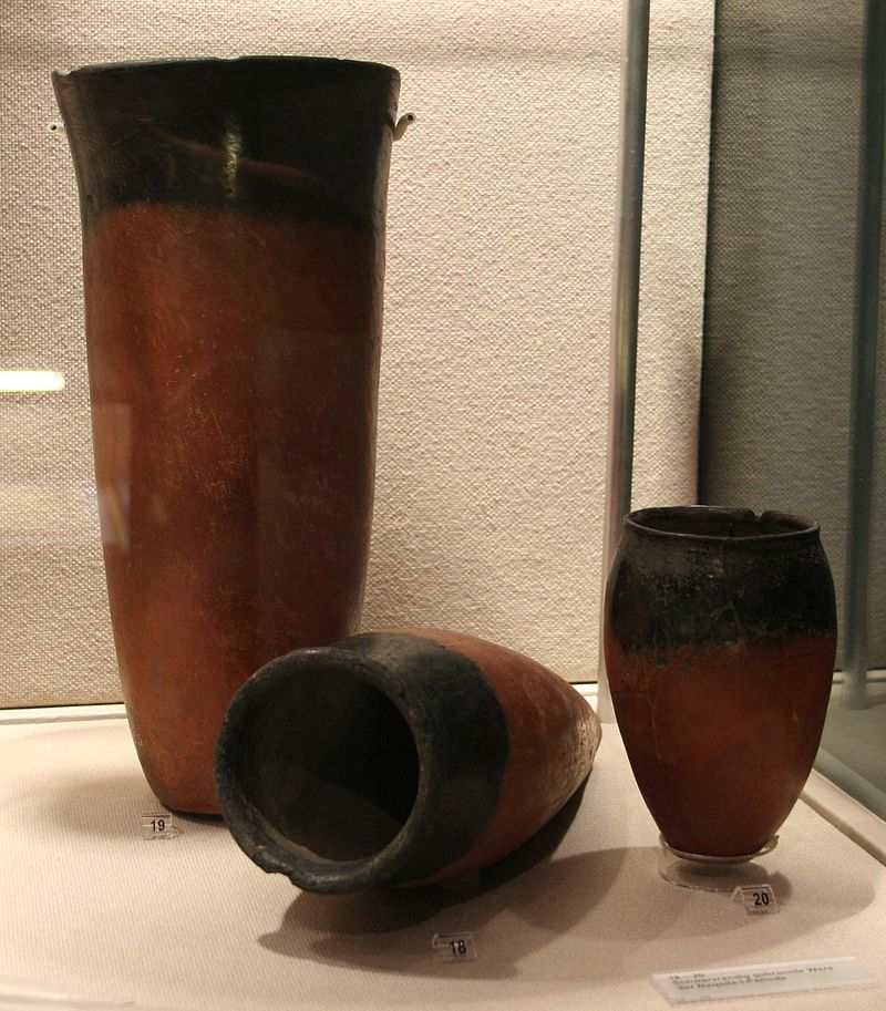 бадари 800px-Ägyptisches_Museum_Leipzig_024.jpg
