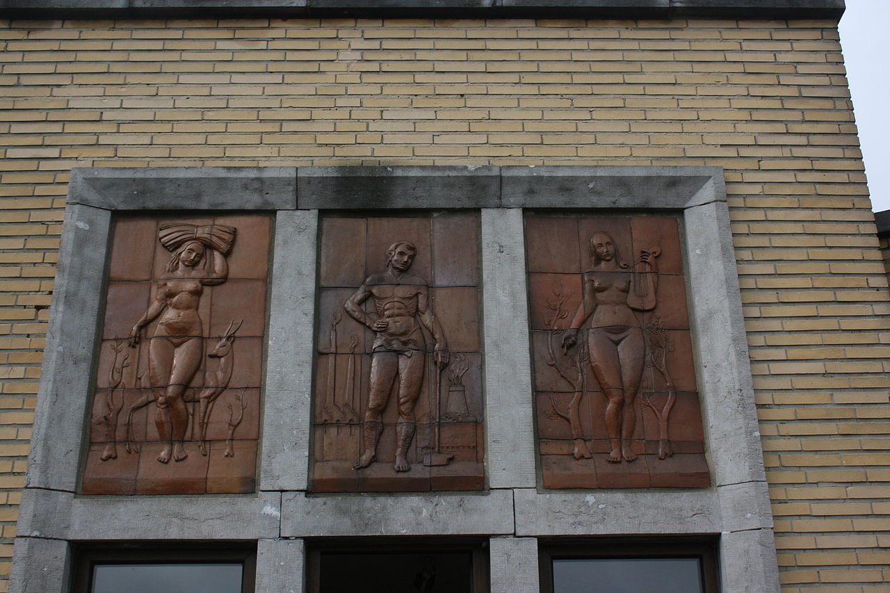 белг 1280px-Style_paquebot_bas_relief_Fleurus.jpg