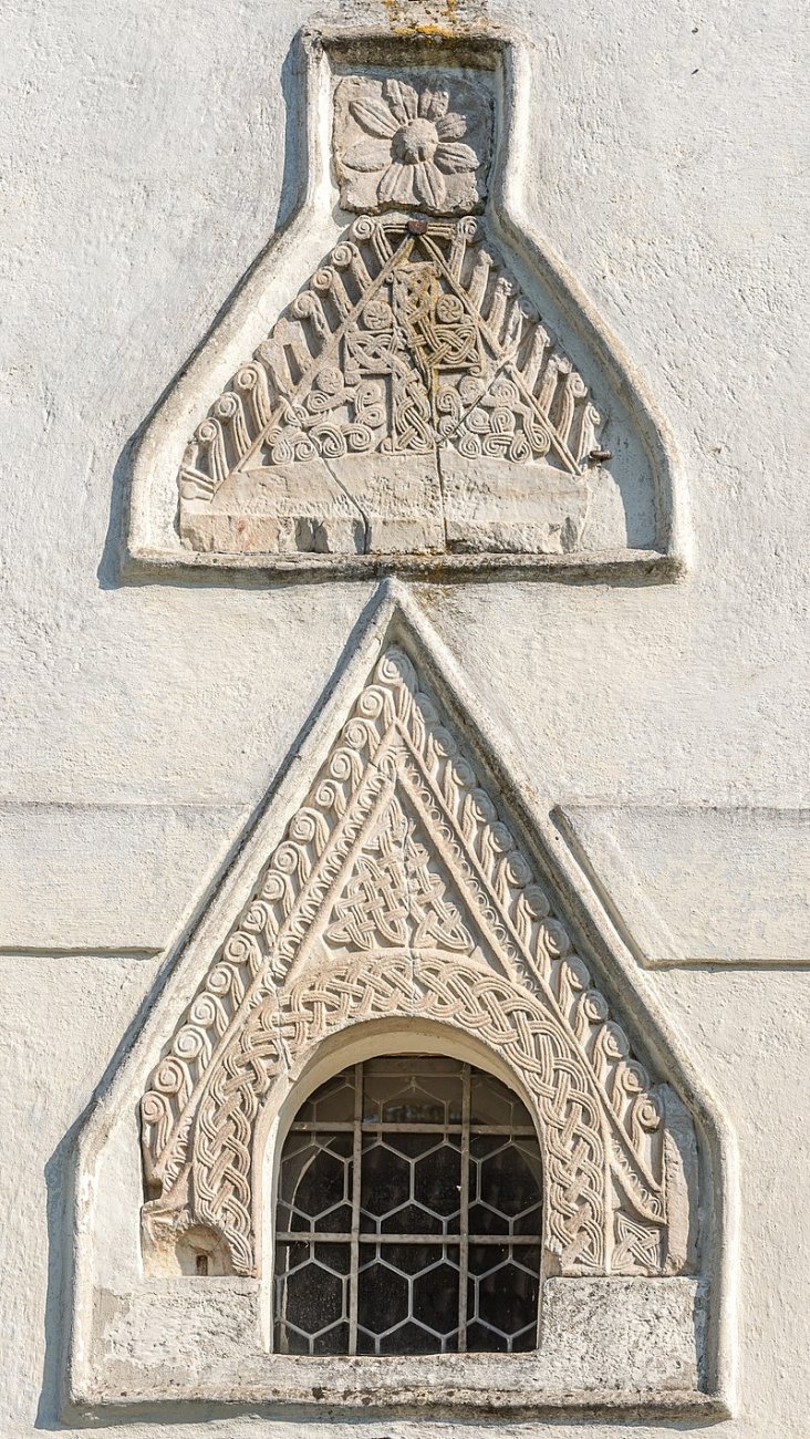 гермKlagenfurt_Wölfnitz_Filialkirche_St_Peter_am_Bichl_Flechtwerksteine_03102015_1580.jpg