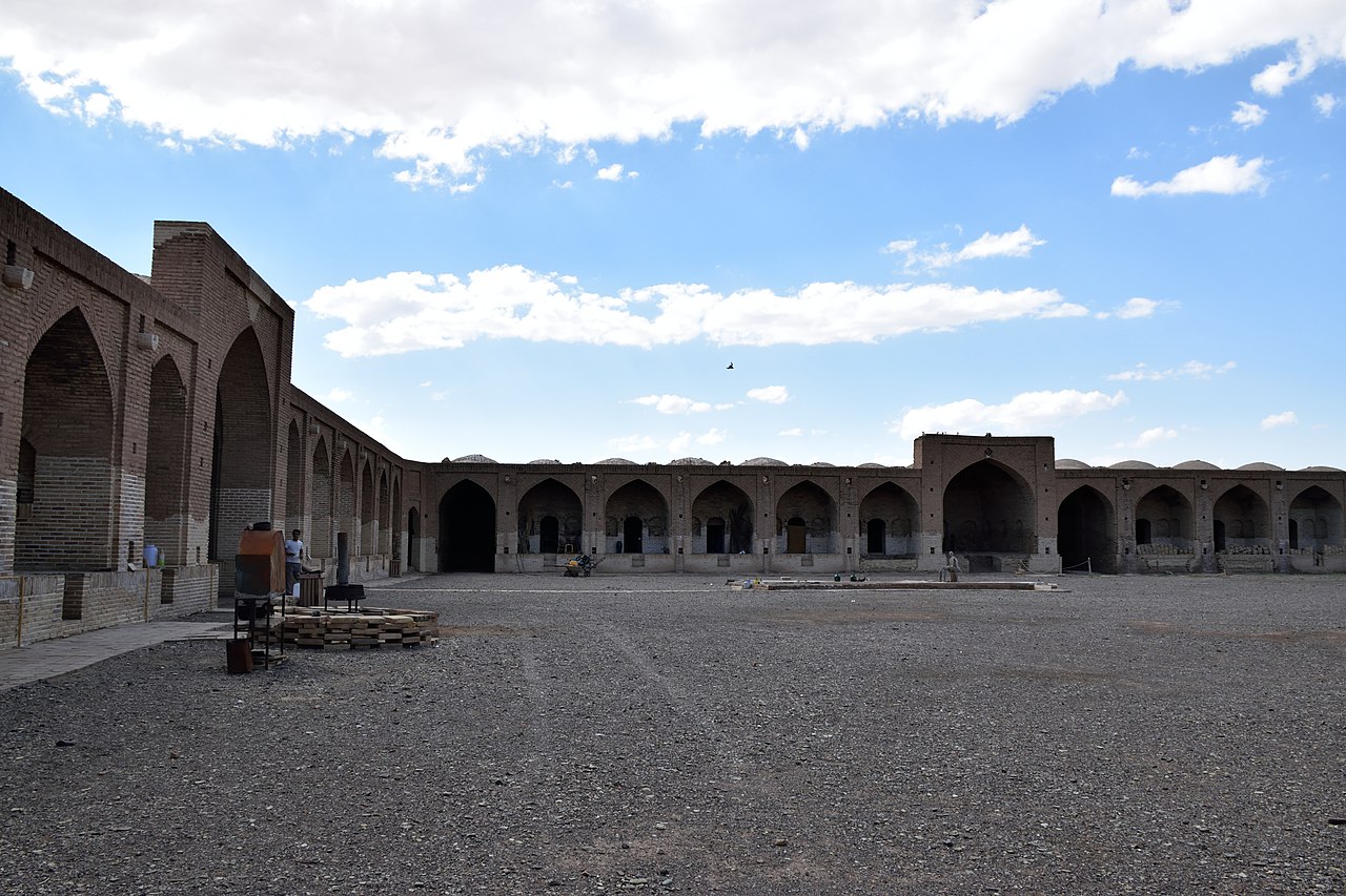 ир караван1280px-Deyr_Gachin_Caravansary_by_Mardetanha_(115)_13.jpg