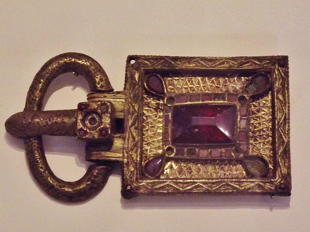 исп1024px-Broche_de_cinturón_de_la_necrópolis_visigoda_de_Carpio_de_Tajo_.jpg
