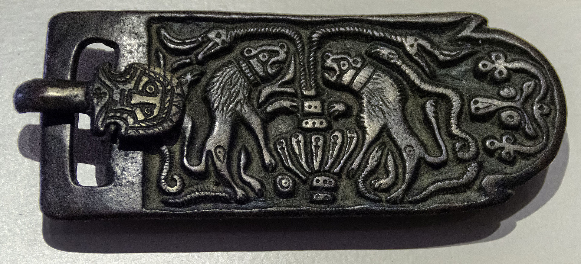 испBroche_de_cinturón_(16191168374).jpg