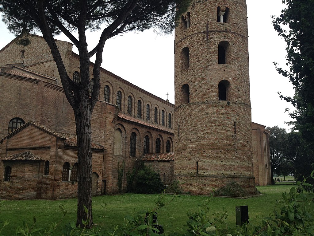 ит 1024px-Basilica_di_Sant'Apollinare_in_Classe,_da_nord-est.jpg