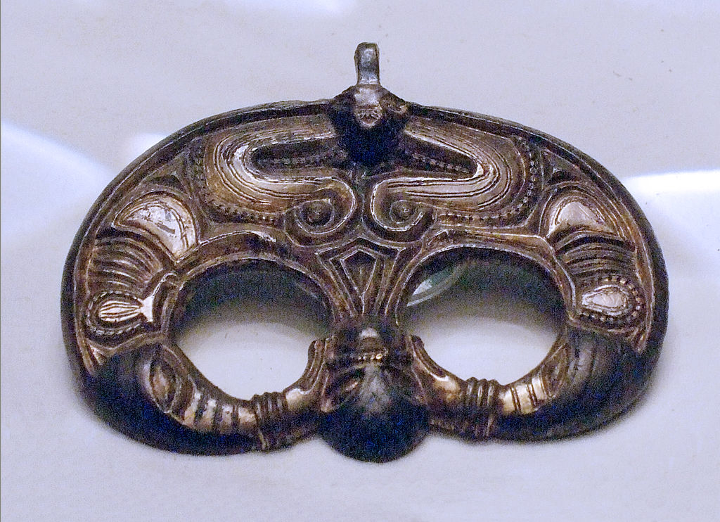 ланг1024px-Lombard_harness_pendant_from_Veszkény,_Hungary.jpg