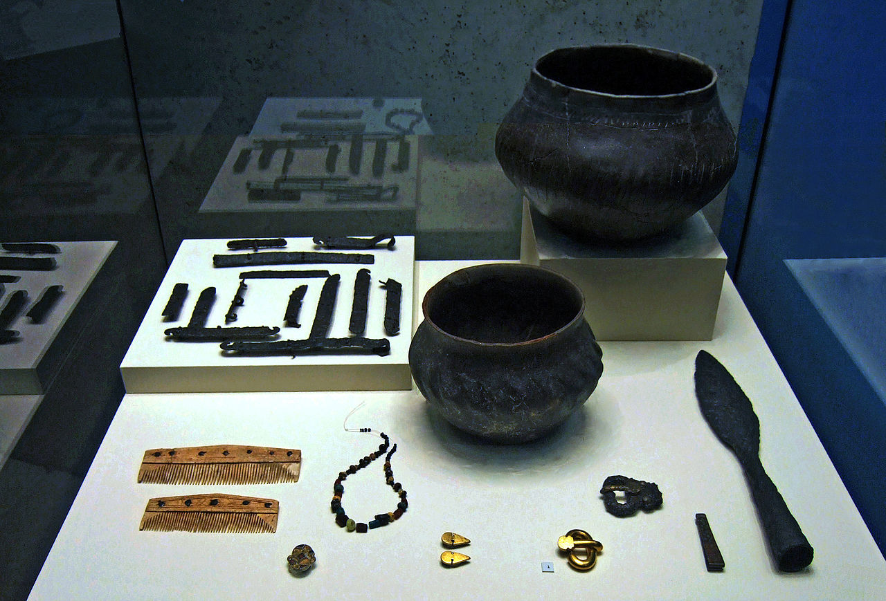 ланг1280px-Lombard_child's_grave_goods_from_Szólád,_Hungary.jpg