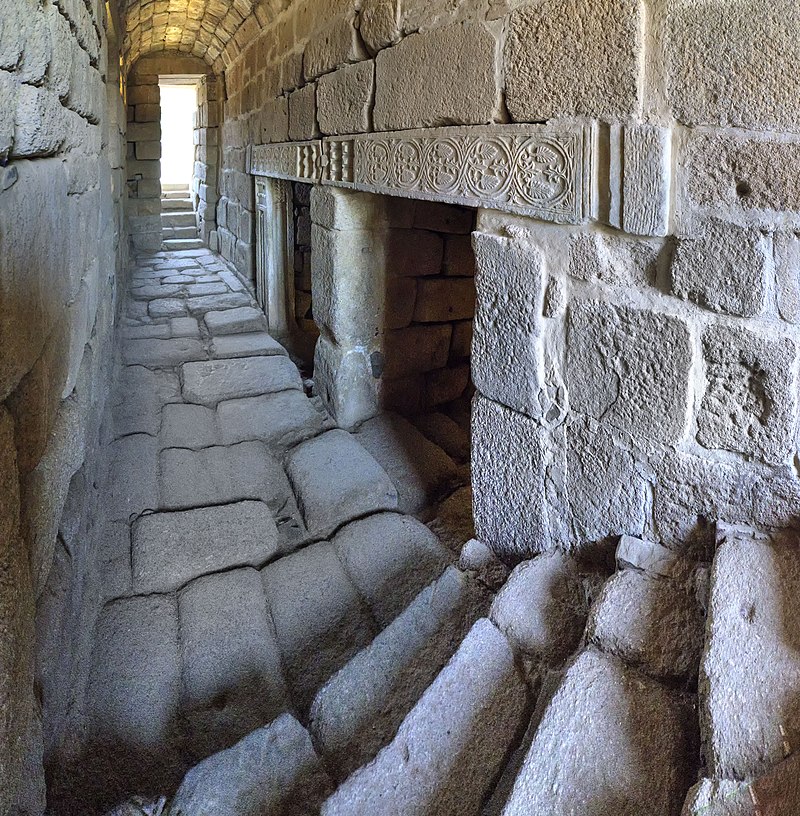 мерида800px-Aljibe_en_la_alcazaba_de_Mérida_(37990836415).jpg