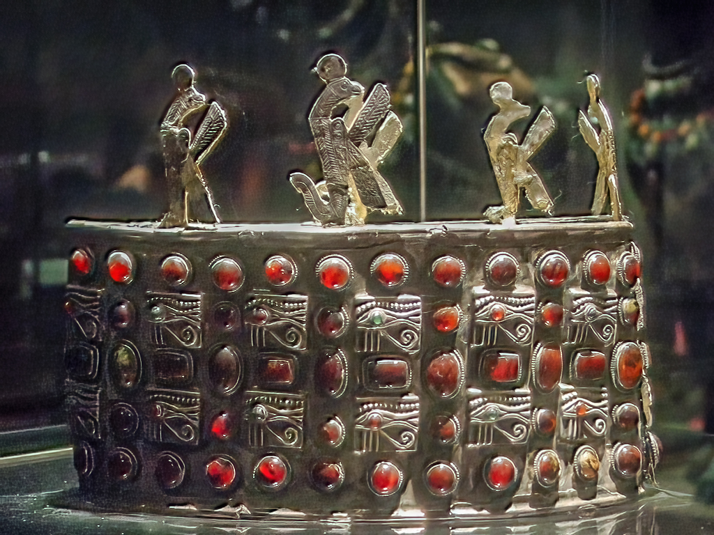 нобатия 5 в.A_post-Meroitic_era_Nubian_royal_crown_from_Ballana_Tomb_118_by_John_Campana.jpg