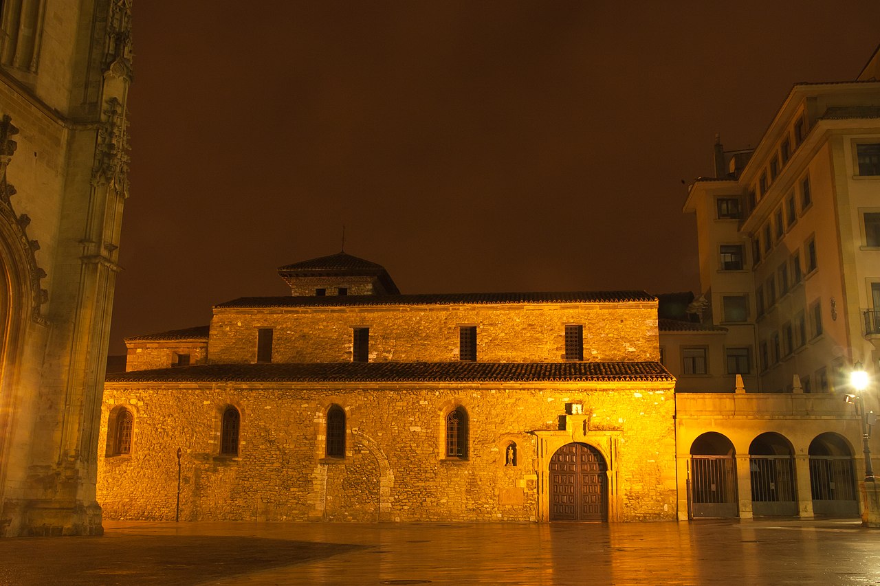 овьедо1280px-Iglesia_de_San_Tirso_en_Oviedo.jpg