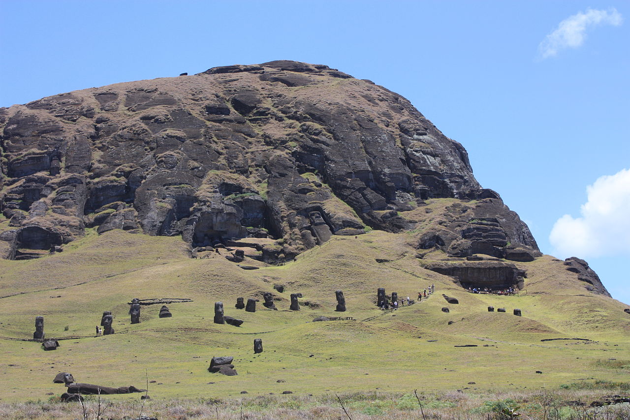 пасхи 1280px-Easter_Island,_Rano_Raraku,_moais_(6686043521).jpg