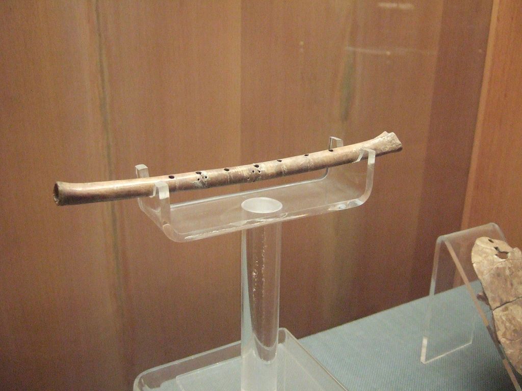 пэйлиган 1024px-Neolithic_bone_flute.jpg