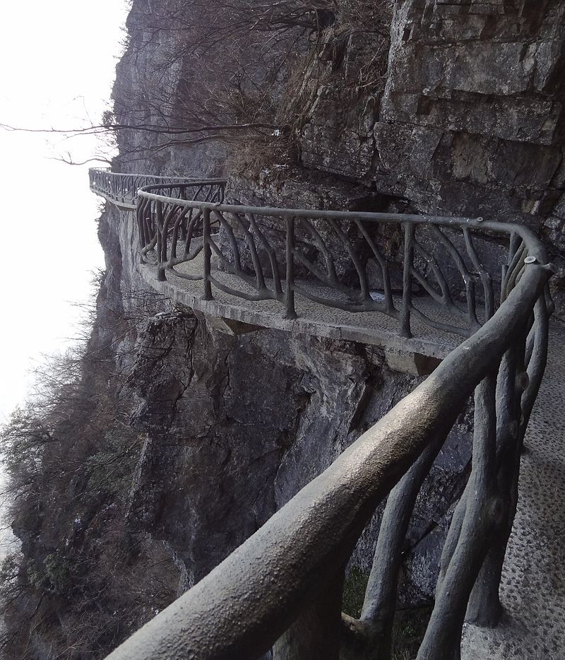 тяньмэнь800px-Tianmen_Mountain_cliff_footpath.jpg
