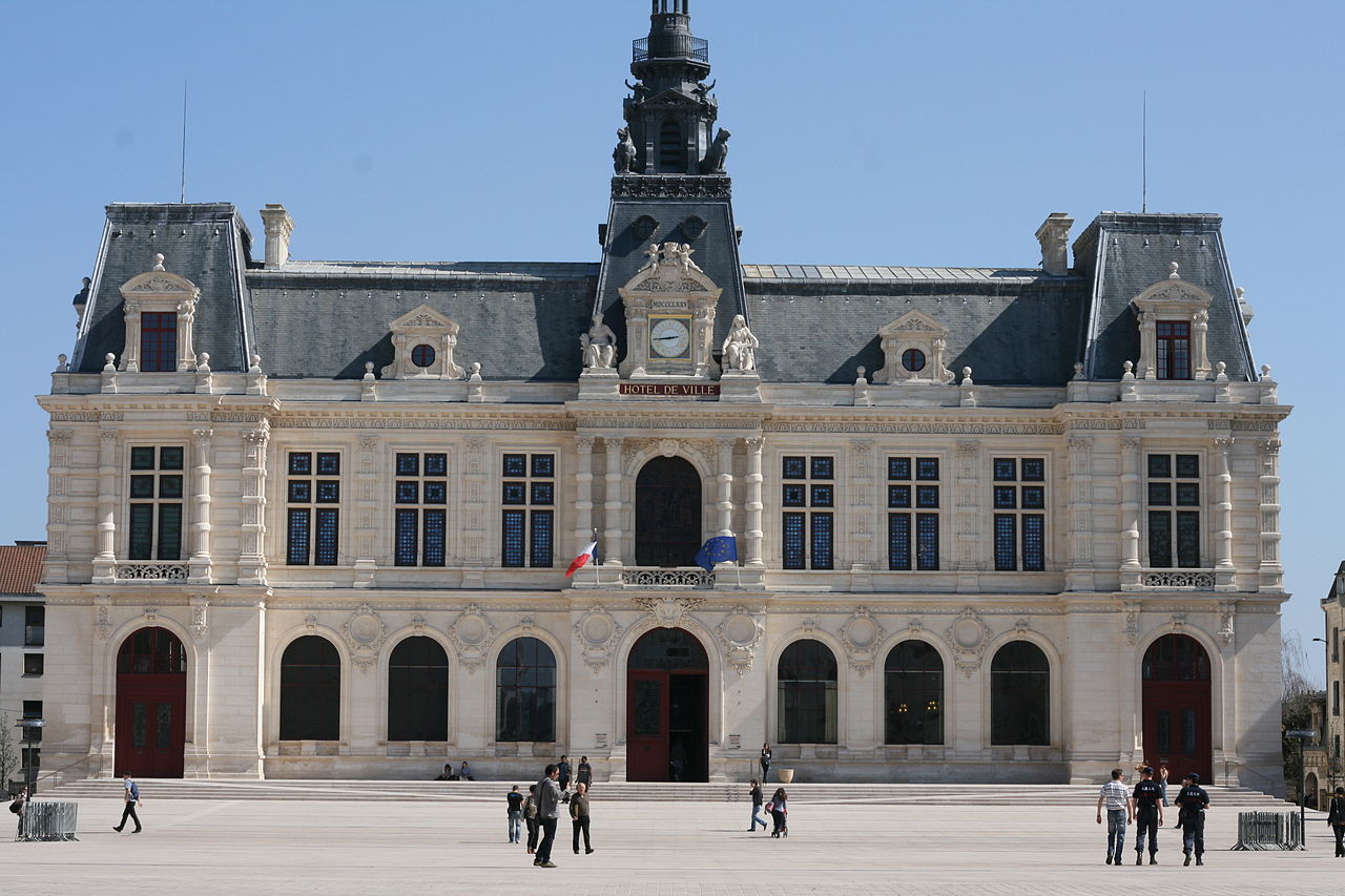 фрFaçade_de_l'hôtel_de_ville_à_Poitiers,_Place_du_Maréchal_Leclerc.JPG