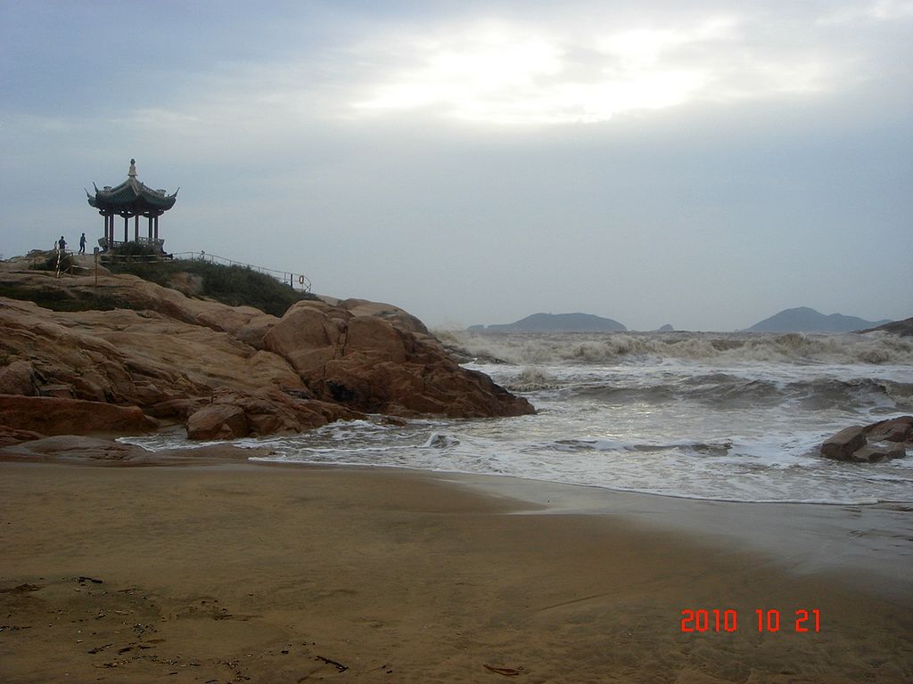 普陀山.百步沙（远景：洛迦山）_-_panoramio_(1).jpg