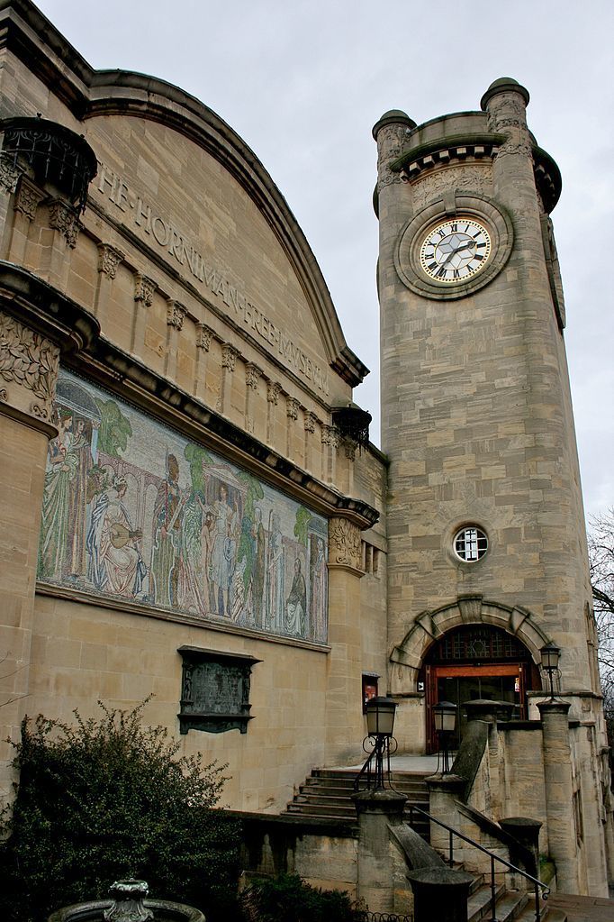 1 музей  682px-Front_of_the_Horniman_Museum_2.jpg