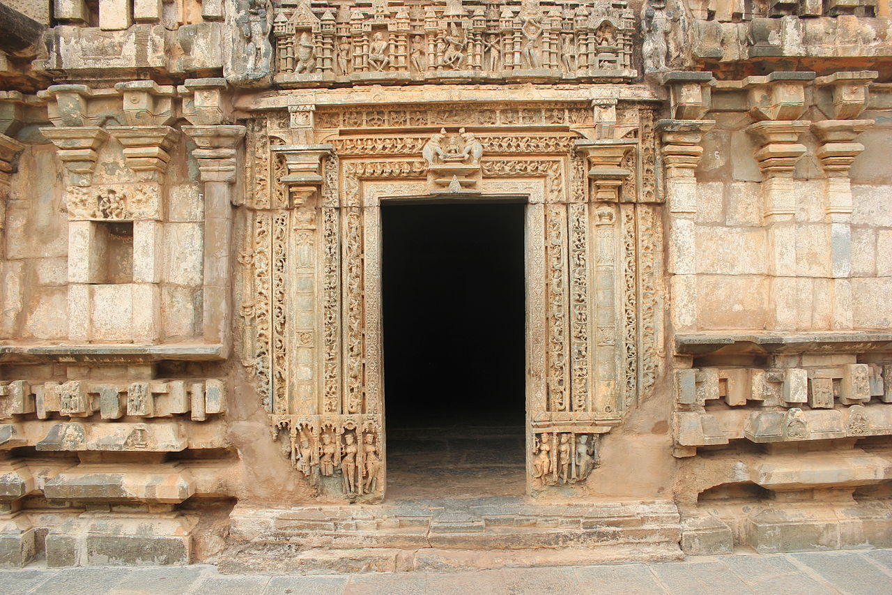 10-Ornate_entrance_to_closed_mantapa_in_Kalleshvara_temple_at_Bagali.JPG