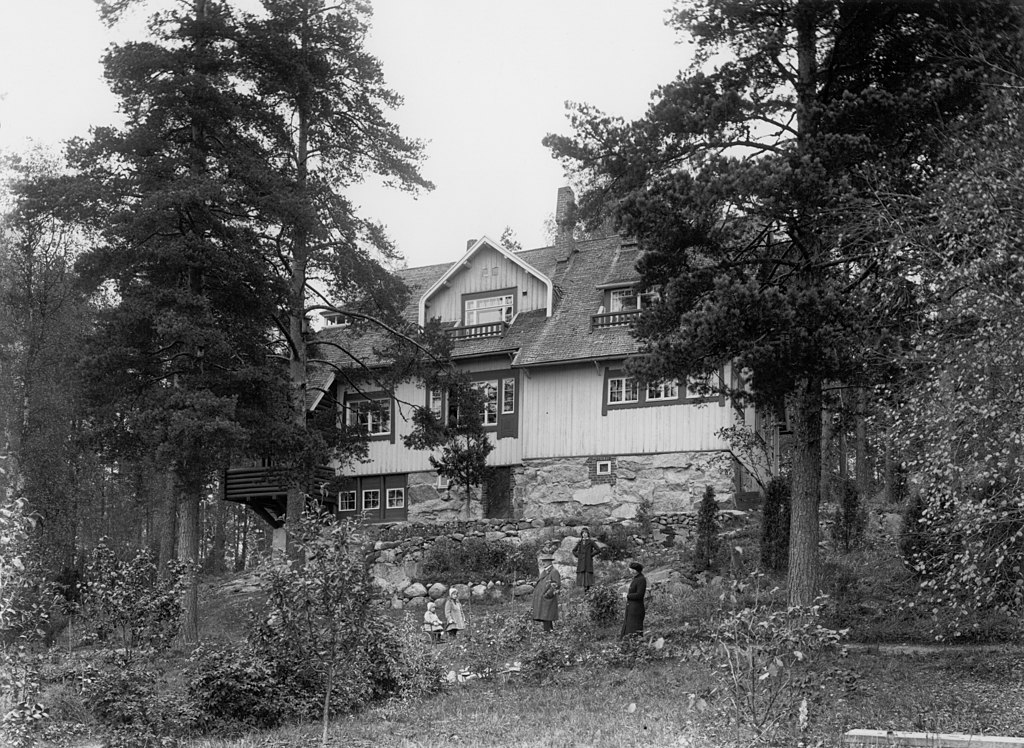 1024px-Ainolan_puutarhassa_Sibelius_ja_Ainom).jpg