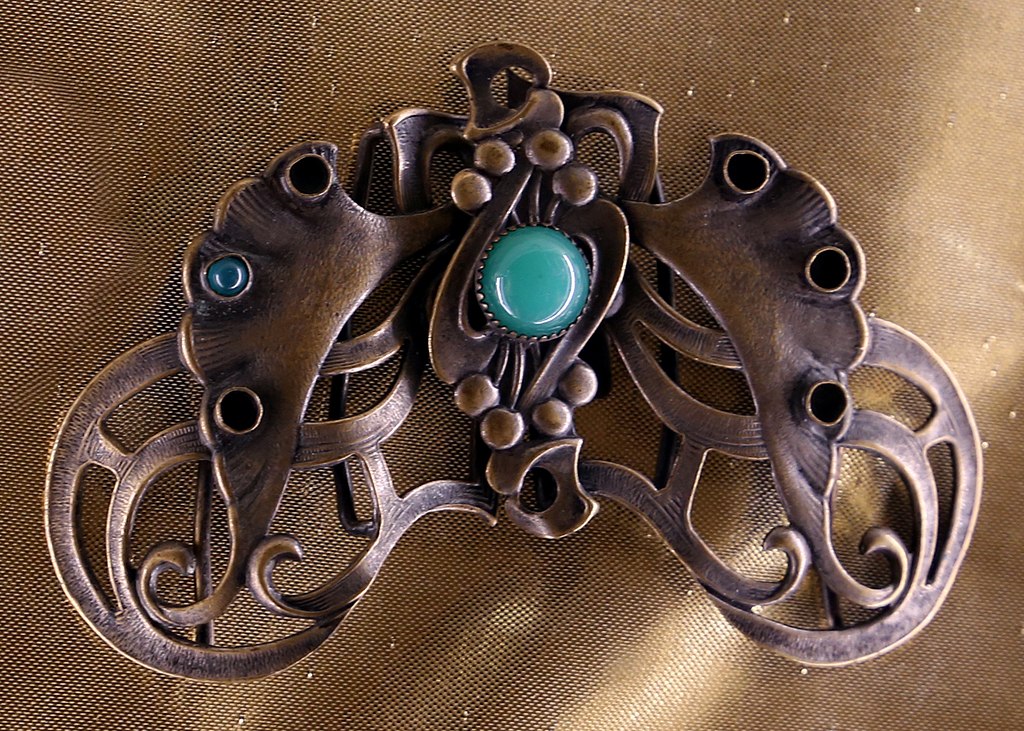 1024px-Boemia,_fibbia_per_cintura_in_metallo_e_vetro,_ante_1900.jpg