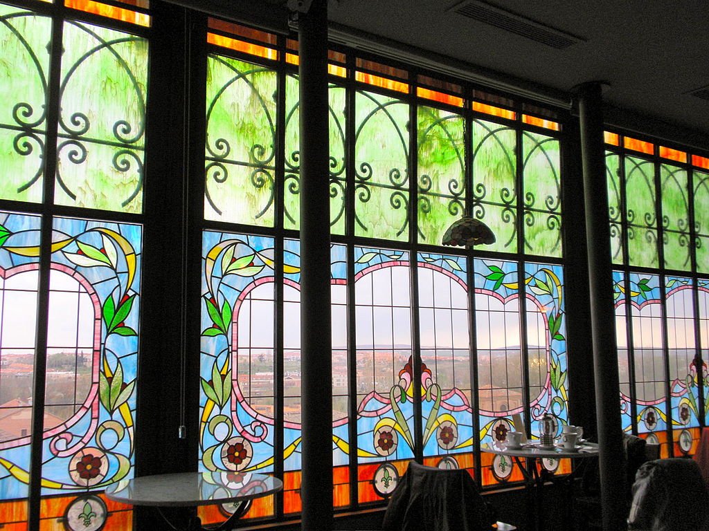 1024px-Cafetería_de_la_Casa_Lis_(Salamanca).jpg