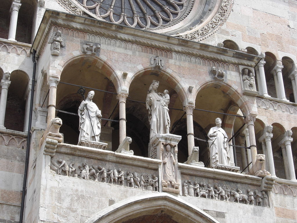 1024px-Cremona-dome-facade-statues-by-Franck_Fleschner.jpg