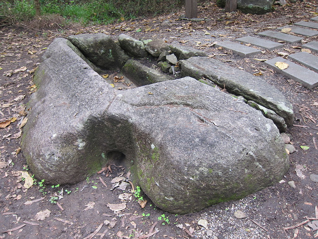 1024px-Dulan_Stone_Wall_-_2.JPG