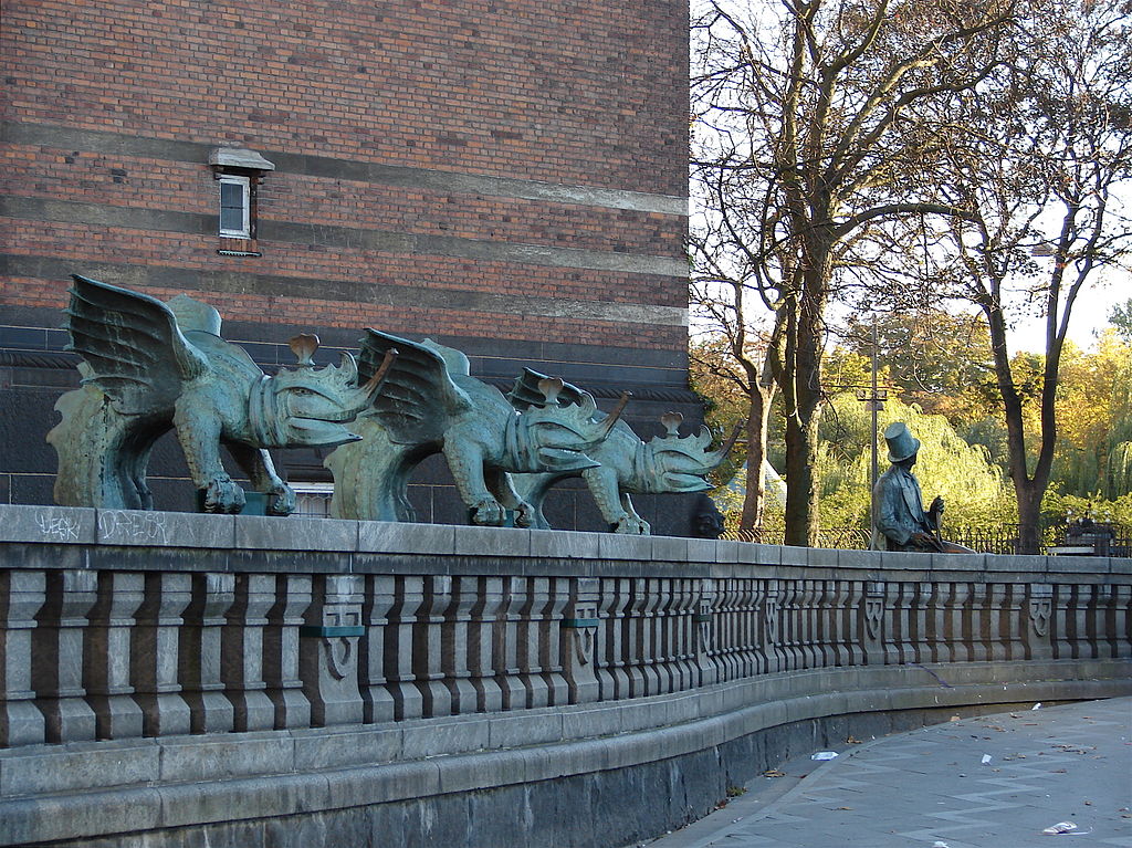 1024px-Dyrefigurer_rådhuspladsen.jpg