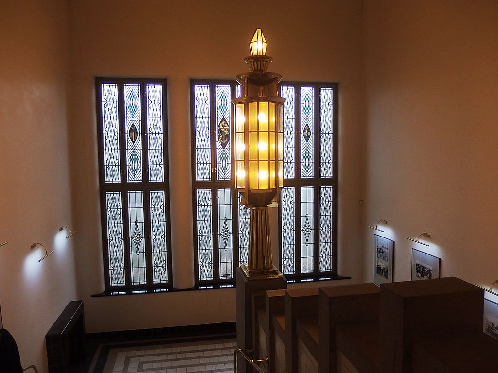 1024px-Hradec_Králové,_muzeum,_svítidlo.jpg