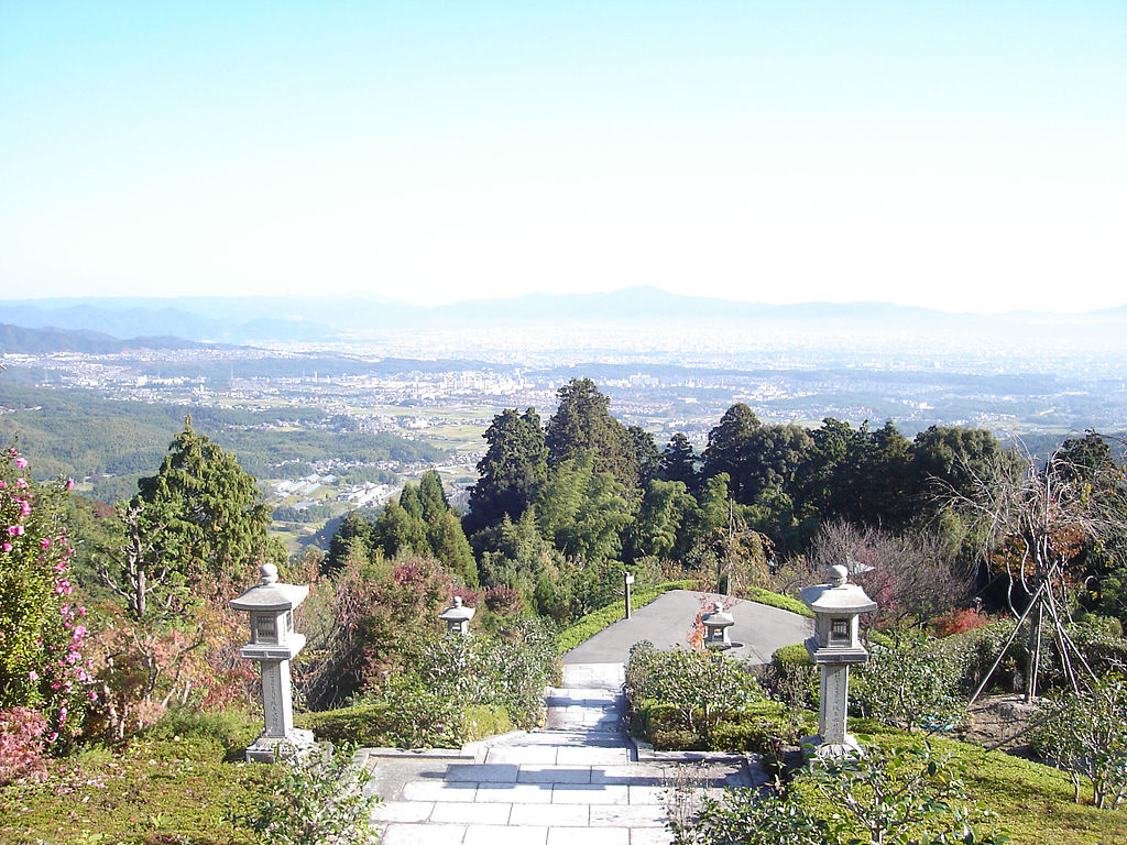 1024px-Kyoto_view_from_Yoshiminedera.jpg