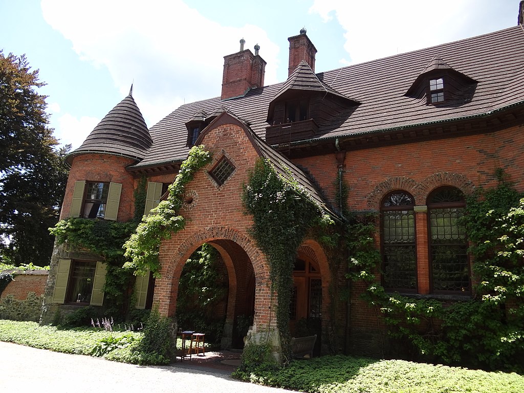 1024px-Naumkeag_-_Stockbridge_MA_(7710612224).jpg