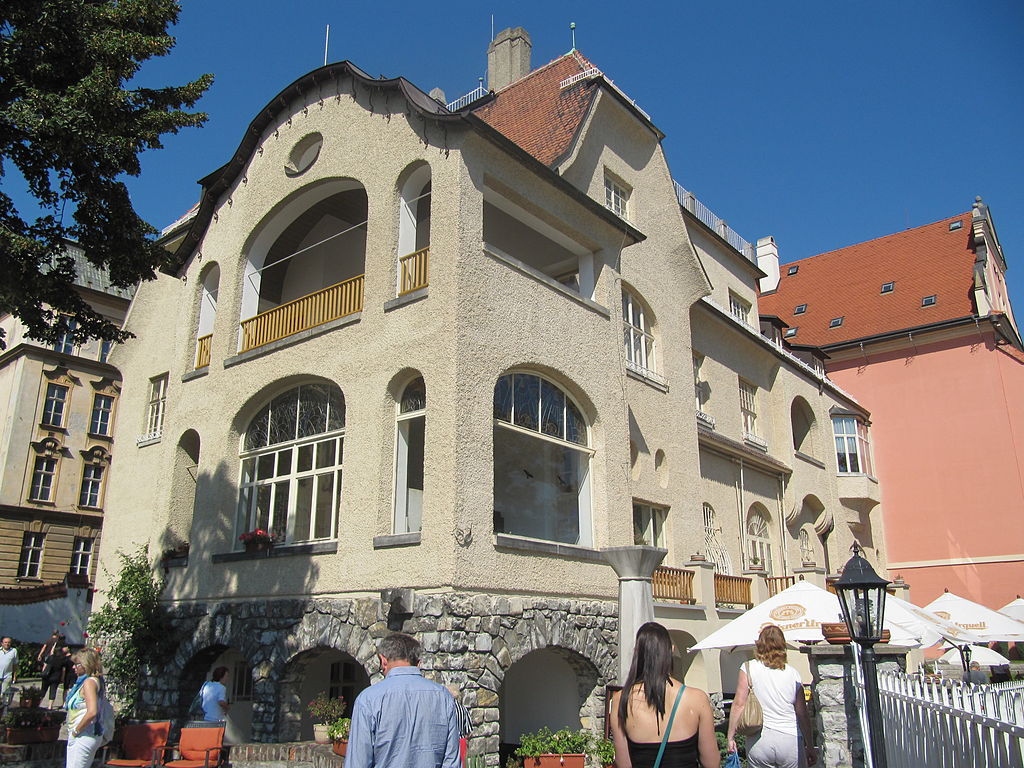 1024px-Olomouc,_Vila_Primavesi_ze_zahrady.jpg
