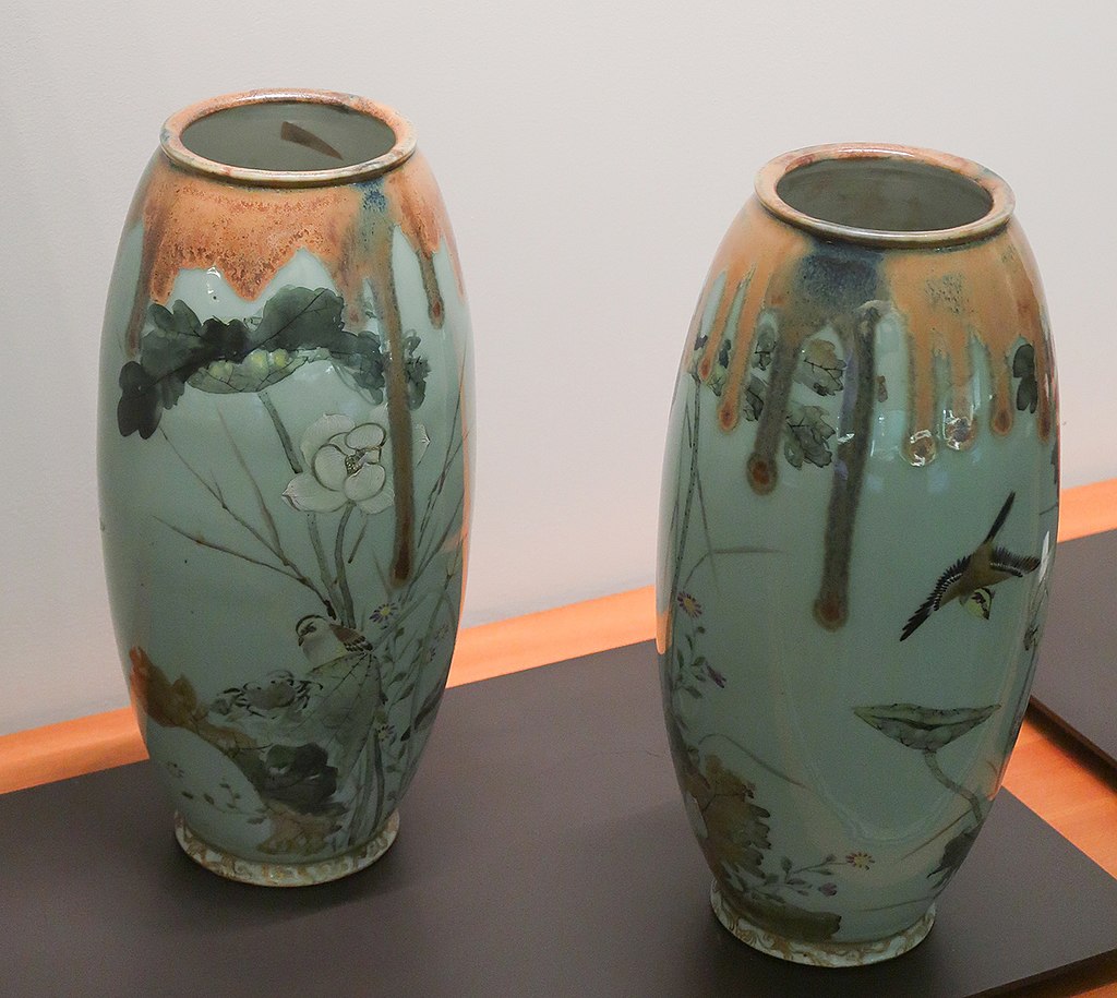 1024px-Pair_of_vases._Tokyo,_Hyochien_factory._Meiji._Polychrome_porcelain._Musée_Guimet.jpg