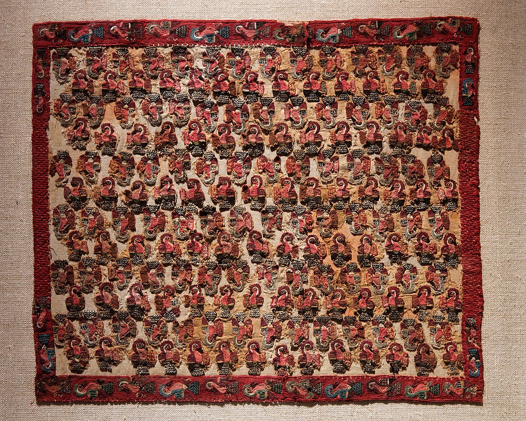 1024px-Proto-Nasca_textile_of_birds_Soleil_de_nuit_lot12.jpg