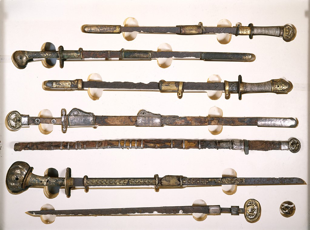 1024px-Sword_with_Scabbard_Mounts_MET_DT304541.jpg
