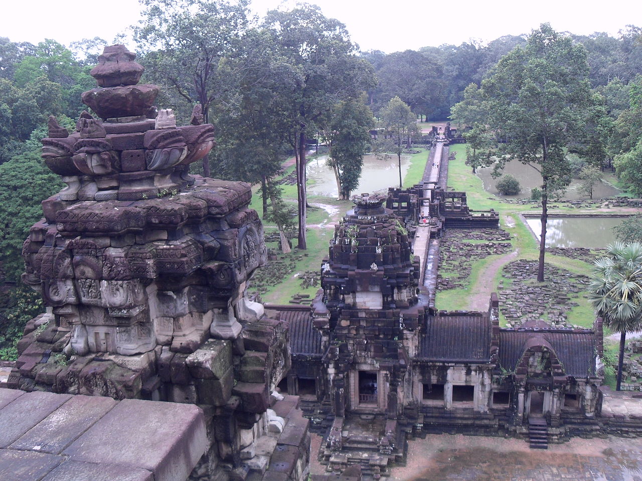 11-Baphuon_eastern_gopura_from_top_1.JPG