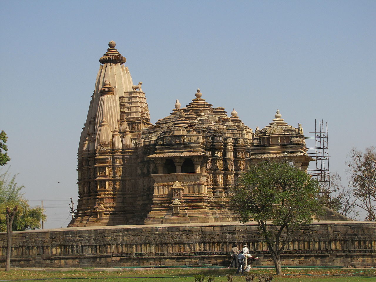 11-Khajuraho_India,_Chitragupta_Temple.JPG