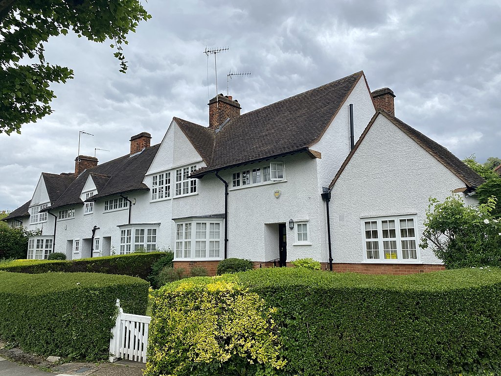 116-124_Hampstead_Way,_Hampstead_Garden_Suburb,_June_2021.jpg