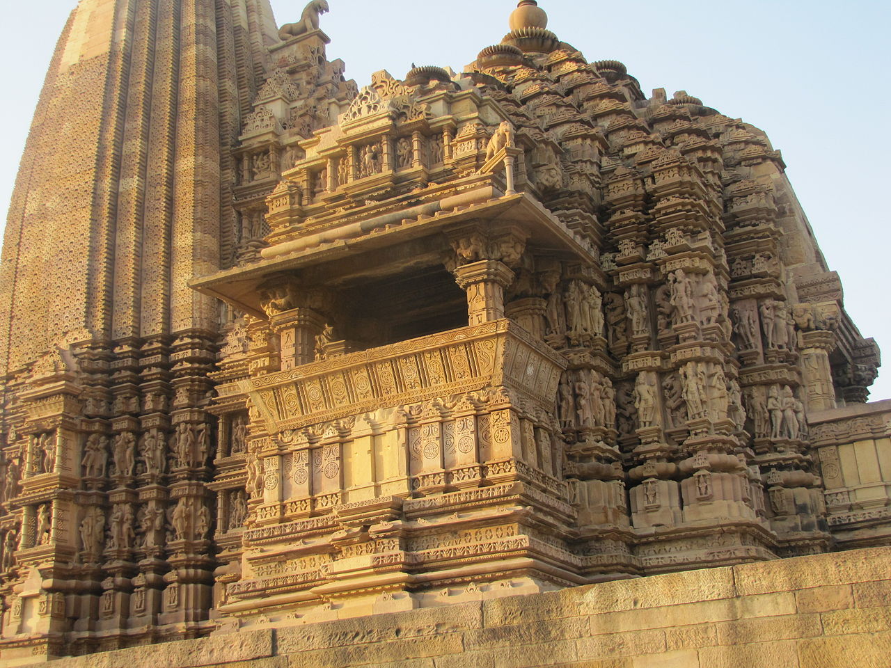 11Khajuraho_India,_Vamana_Temple_01._Photographed_10-March-2012.JPG