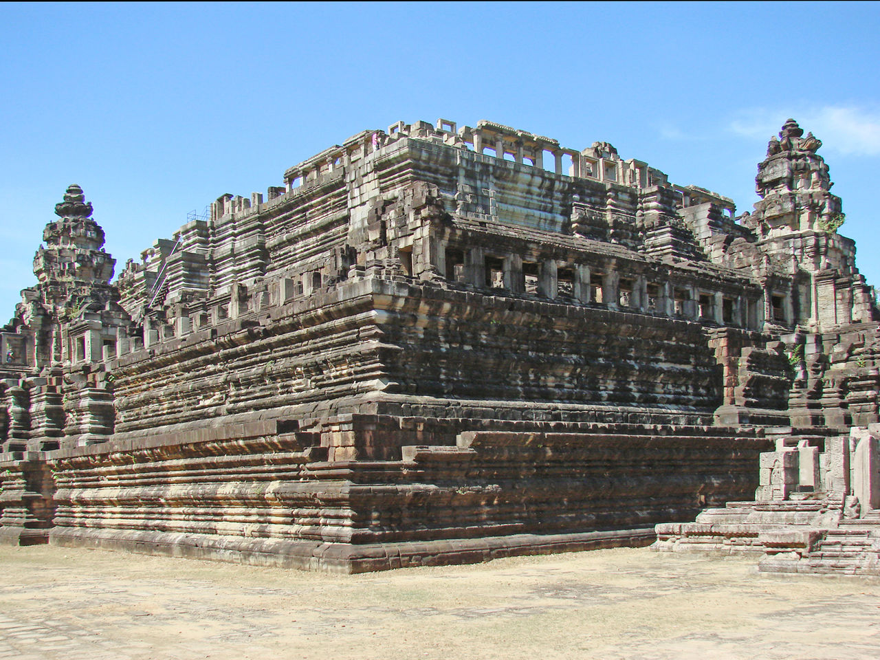 11Langle_sud-est_du_Baphuon_(Angkor)_(6875751507).jpg
