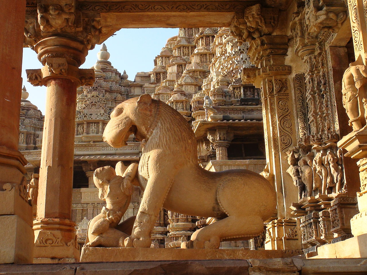 11Mahadeva_Temple,_Khajuraho.jpg
