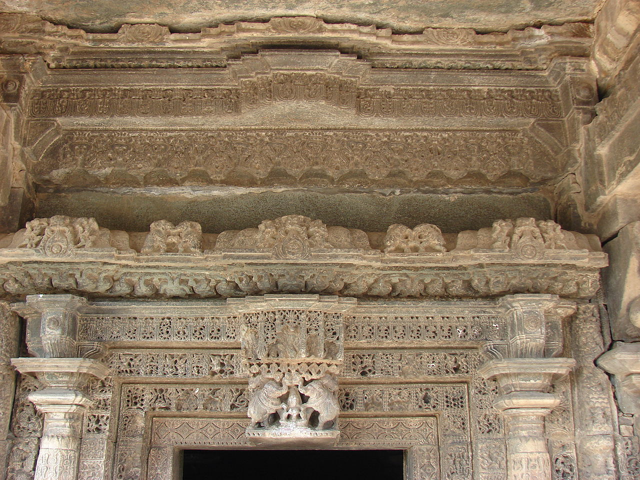 11Ornate_lintel_decoration_in_Kasivisvesvara_temple_at_Lakkundi.jpg