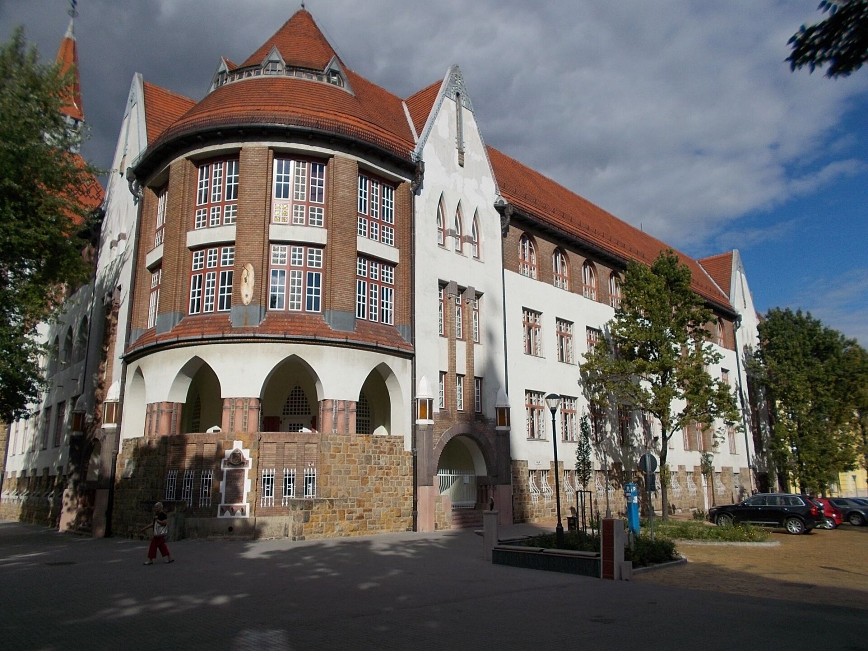 12 кечкеметReformed_New_College_west_corner,_Kecskemet_2016_Hungary.jpg