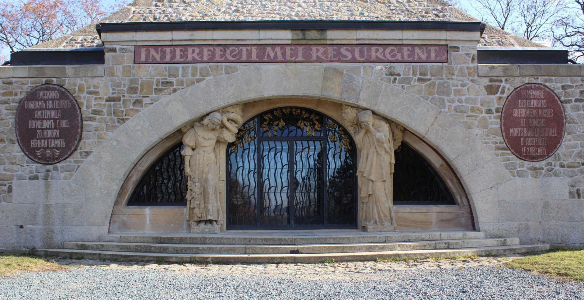 12 The_Cairn_of_Piece,_entrance.jpg
