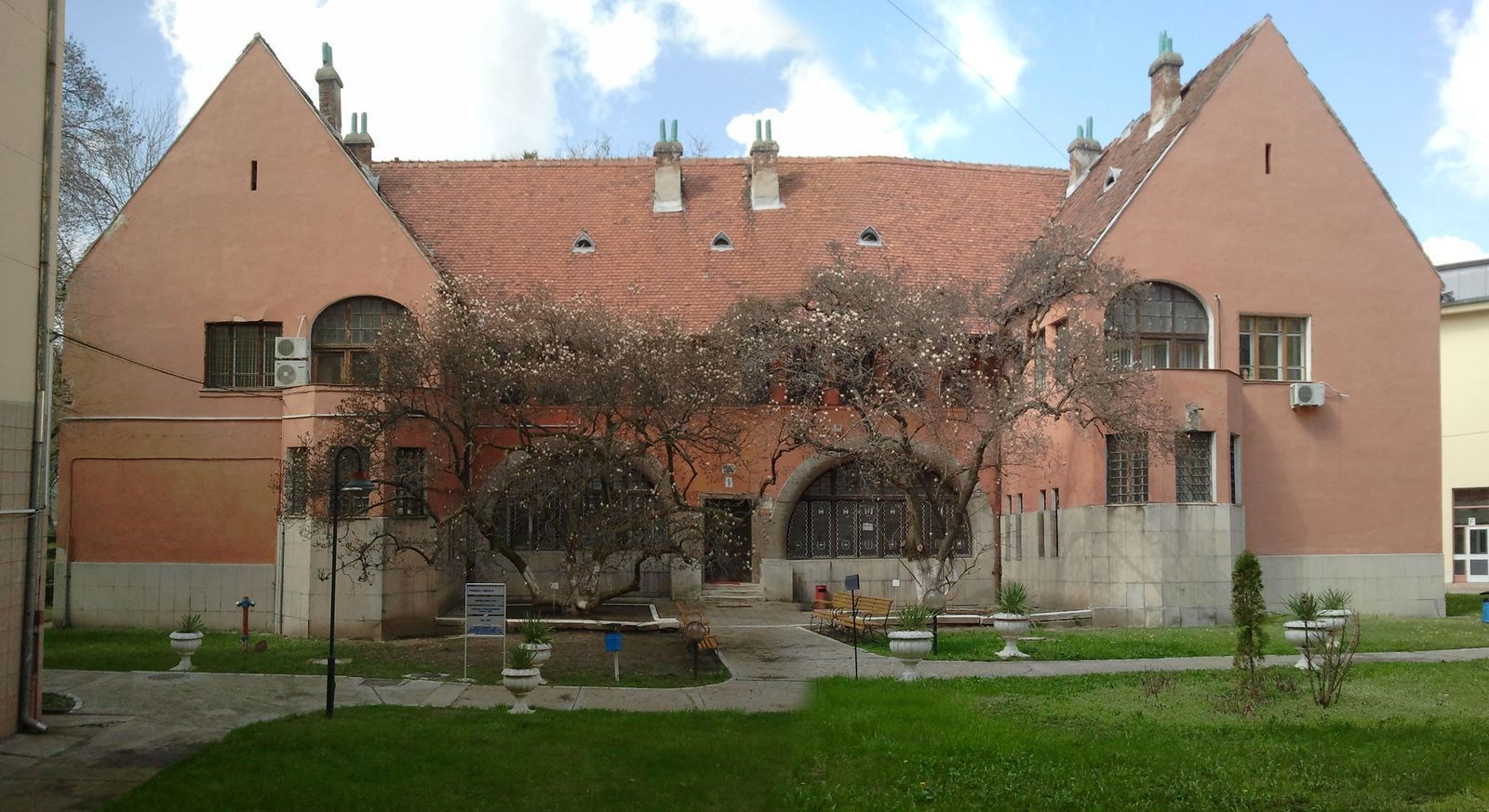 12 Univ_Oradea_-_Corpul_I.jpg