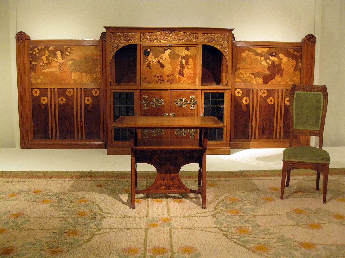 1200px-127_Mobiliari_modernista_de_Gaspar_Homar,_de_la_casa_Lleó_Morera.jpg