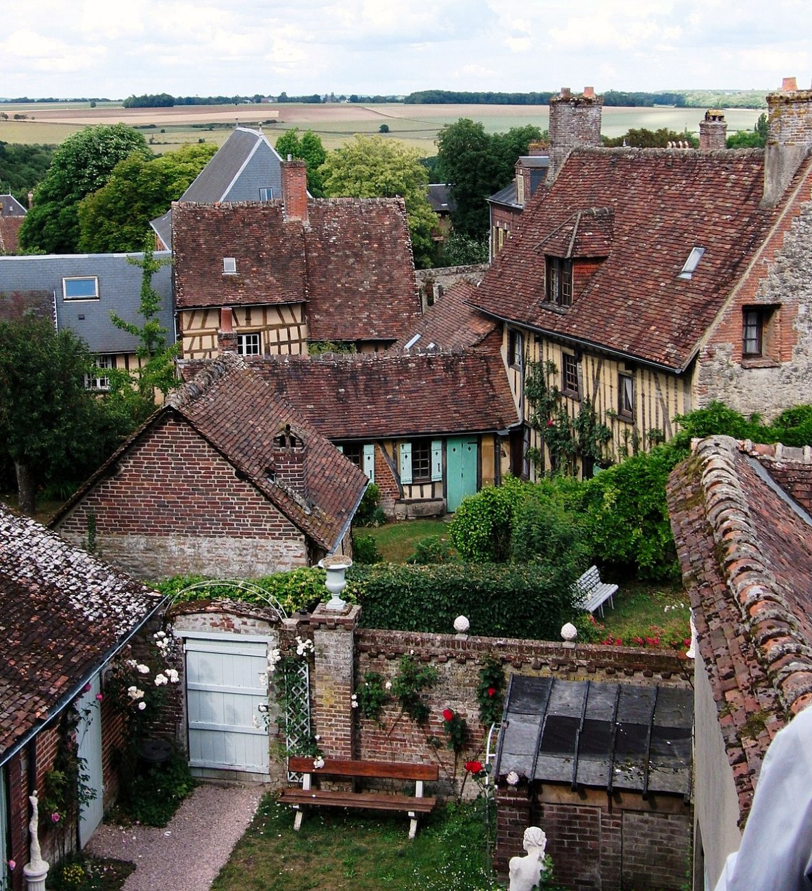1200px-Gerberoy_les_jardins_Henri_le_Sidaner_(10).jpg
