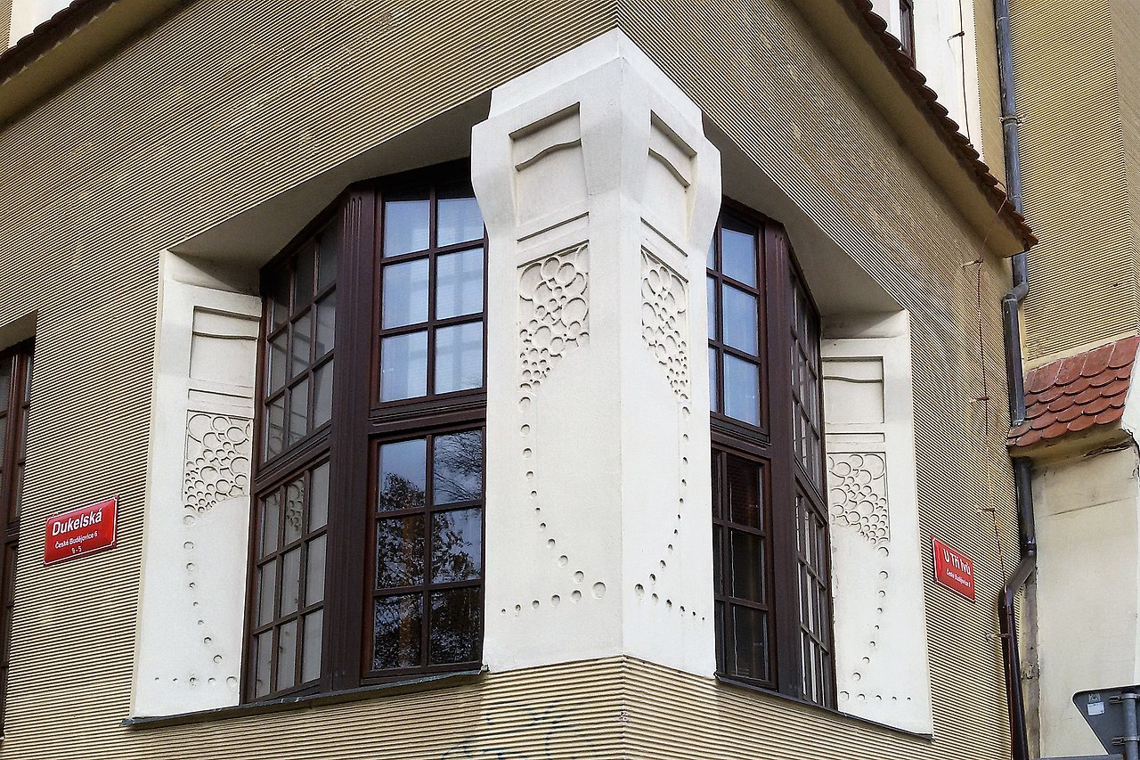 1280px-ČBu,_U_Tří_lvů_1a_(03).jpg