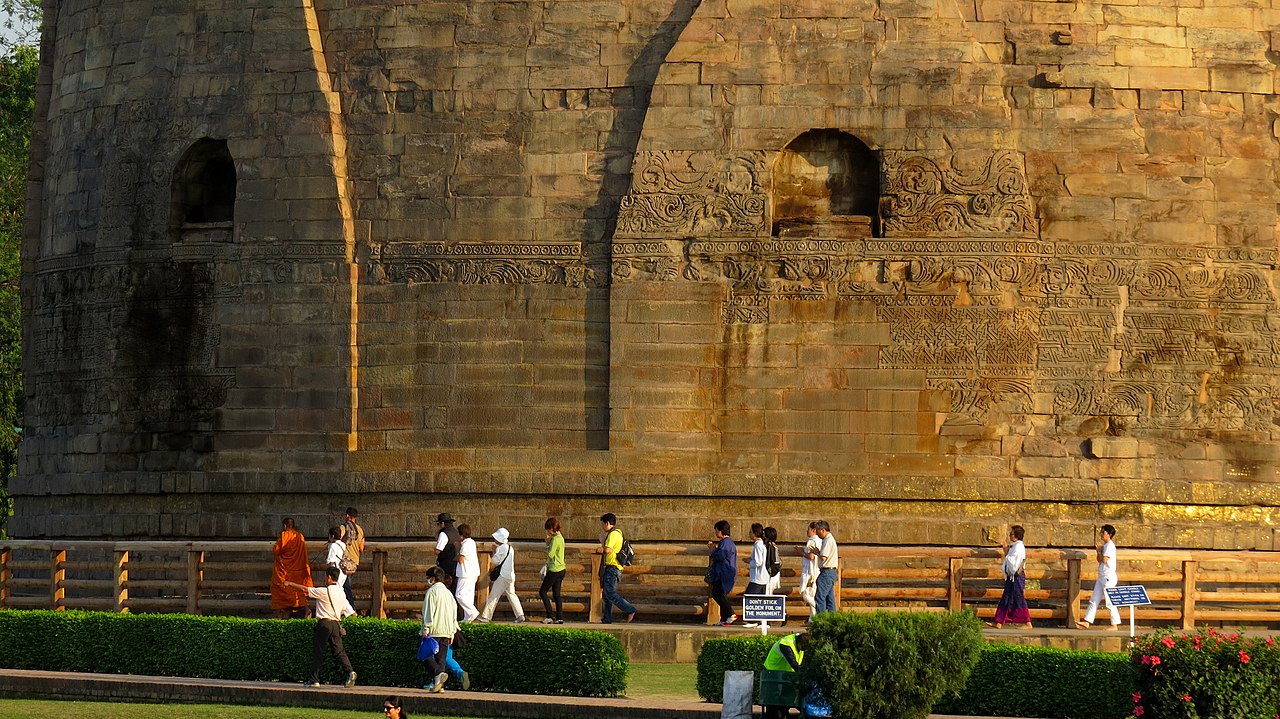 1280px-2._Worshipers_at_the_Dhamek_Stupa,_Sarnath.jpg