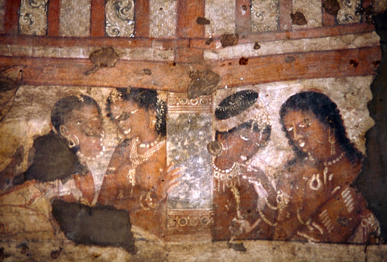 1280px-Ajanta-12-Hoehle_16-Deckenbild-Maedchen-1976-gje.jpg